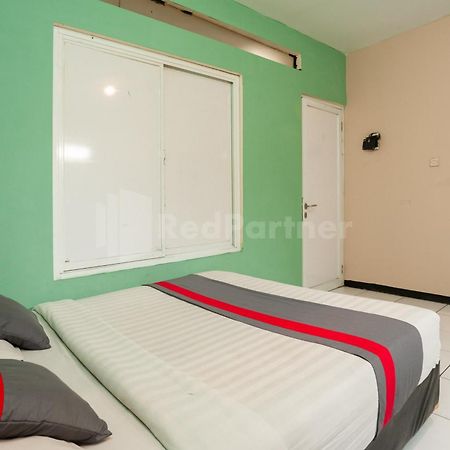 J&B Rooms Pramuka Jakarta Mitra Reddoorz Exteriör bild
