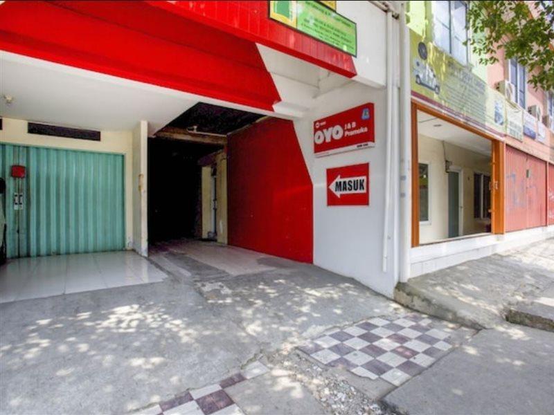 J&B Rooms Pramuka Jakarta Mitra Reddoorz Exteriör bild