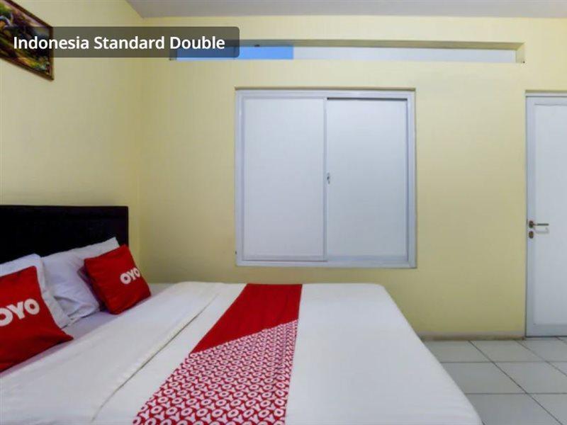 J&B Rooms Pramuka Jakarta Mitra Reddoorz Exteriör bild