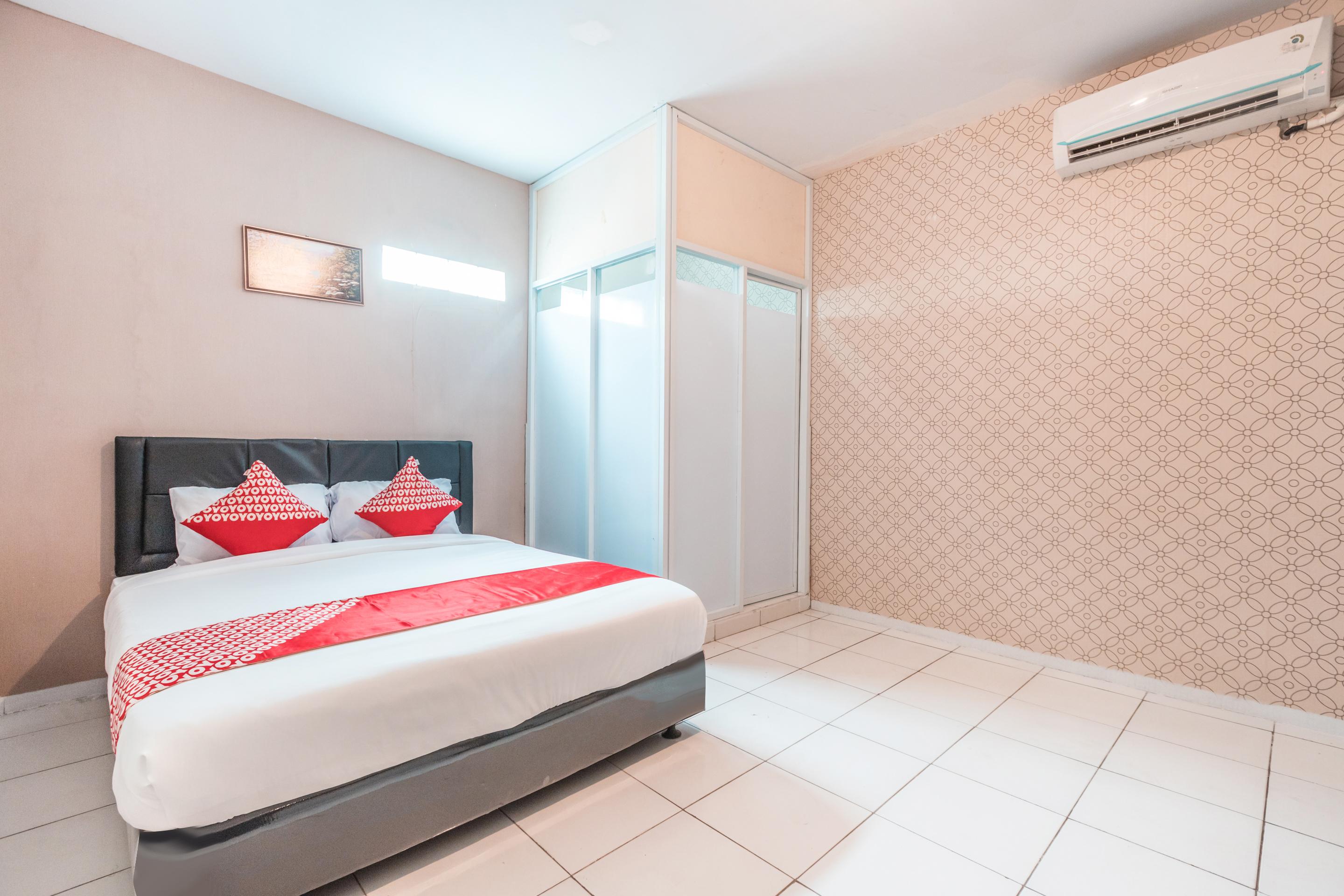 J&B Rooms Pramuka Jakarta Mitra Reddoorz Exteriör bild