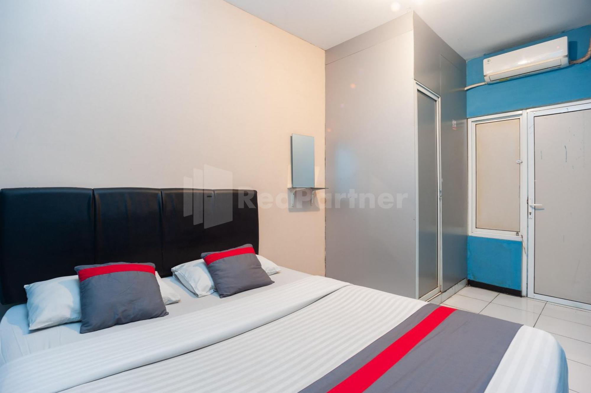 J&B Rooms Pramuka Jakarta Mitra Reddoorz Exteriör bild