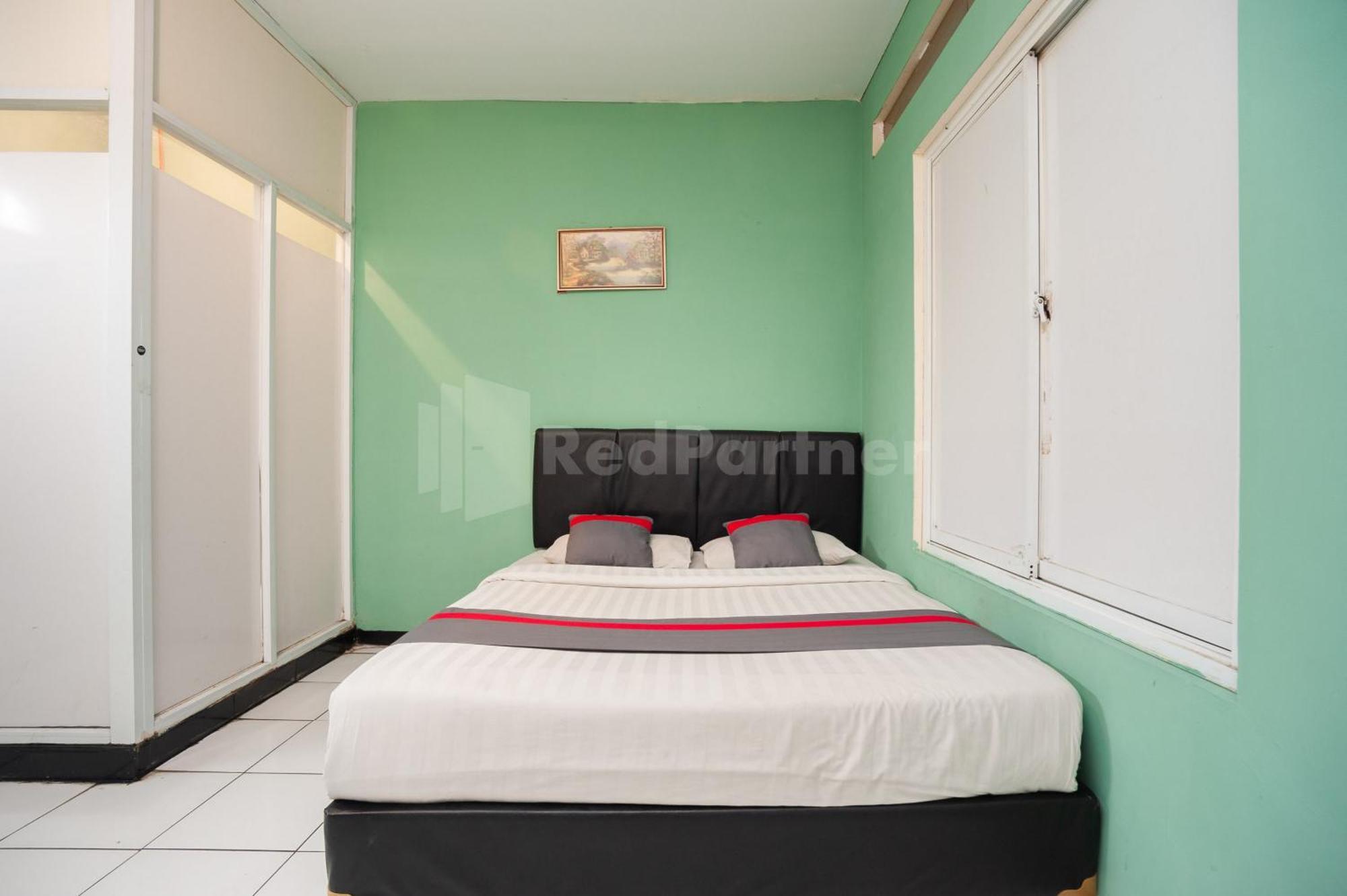 J&B Rooms Pramuka Jakarta Mitra Reddoorz Exteriör bild