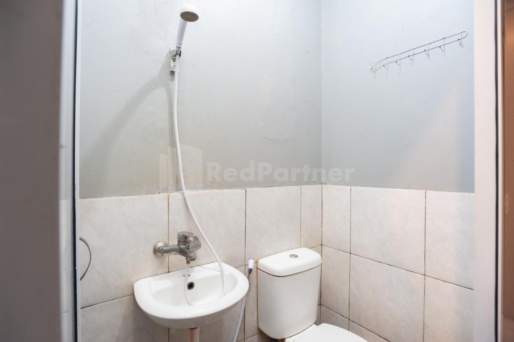 J&B Rooms Pramuka Jakarta Mitra Reddoorz Exteriör bild