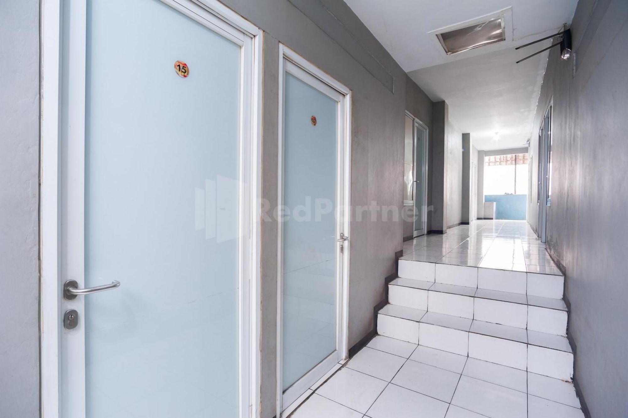 J&B Rooms Pramuka Jakarta Mitra Reddoorz Exteriör bild