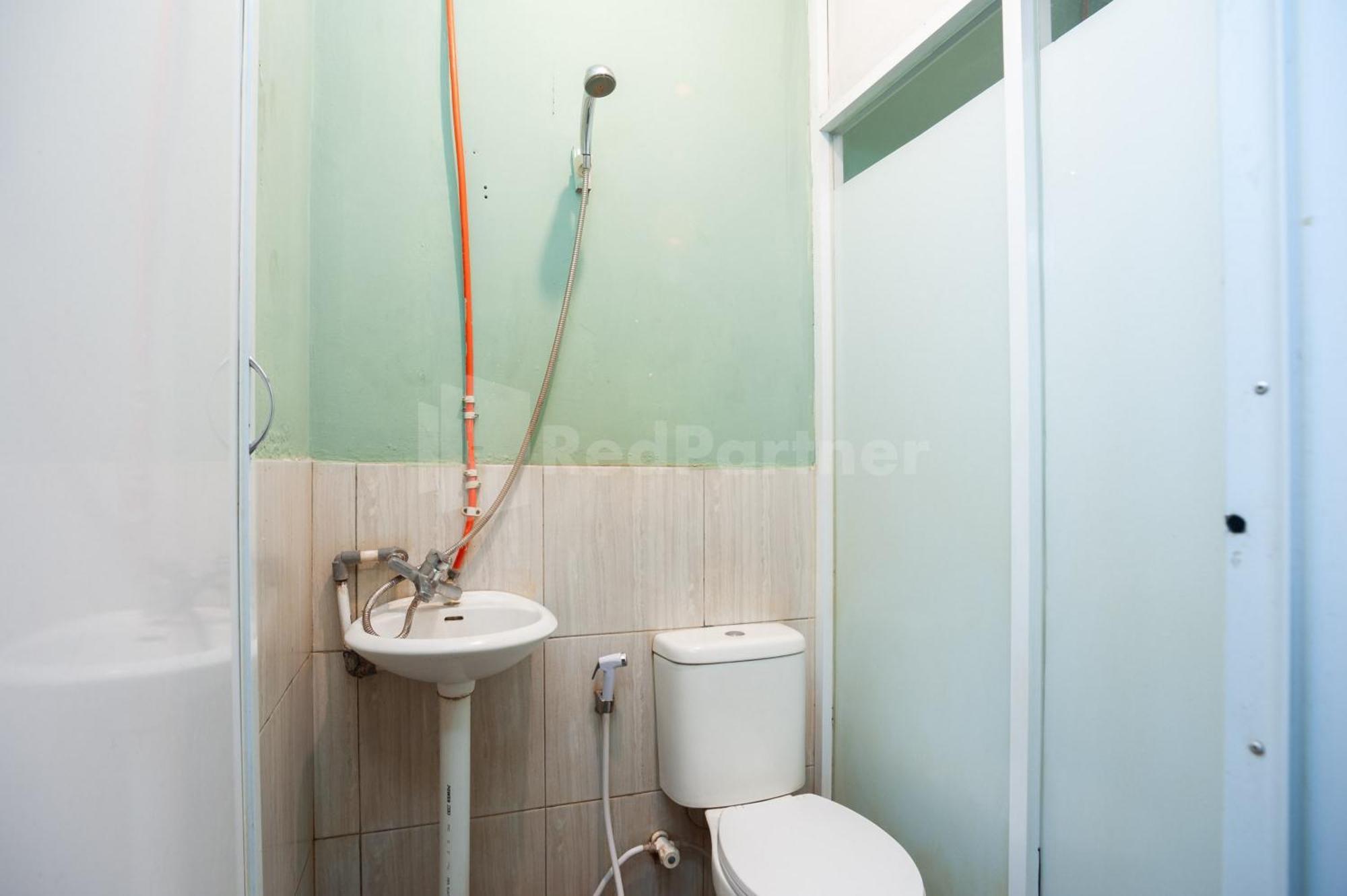 J&B Rooms Pramuka Jakarta Mitra Reddoorz Exteriör bild
