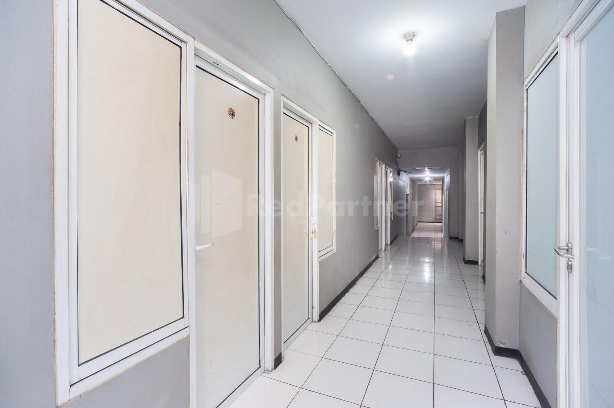 J&B Rooms Pramuka Jakarta Mitra Reddoorz Exteriör bild