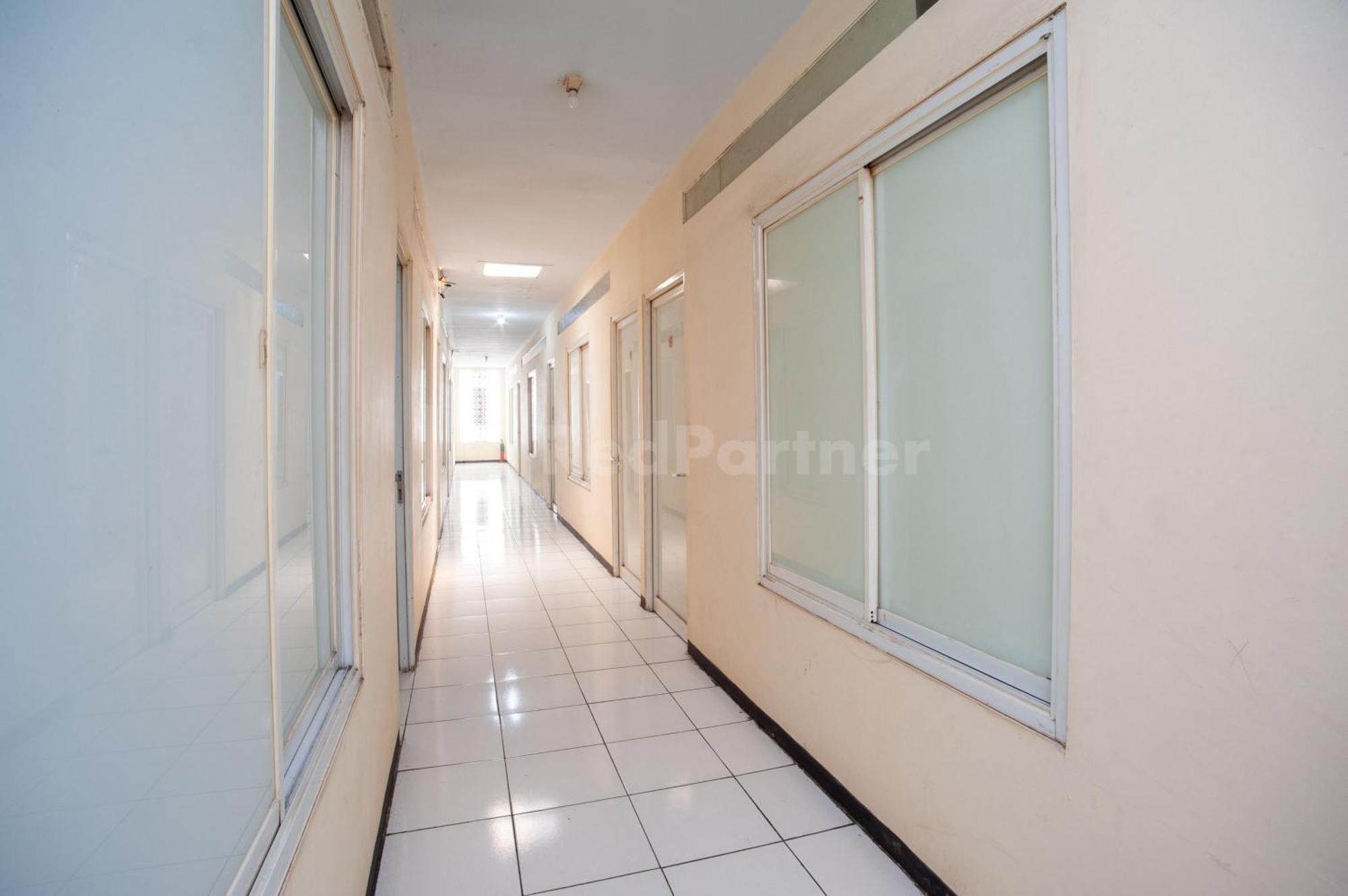 J&B Rooms Pramuka Jakarta Mitra Reddoorz Exteriör bild
