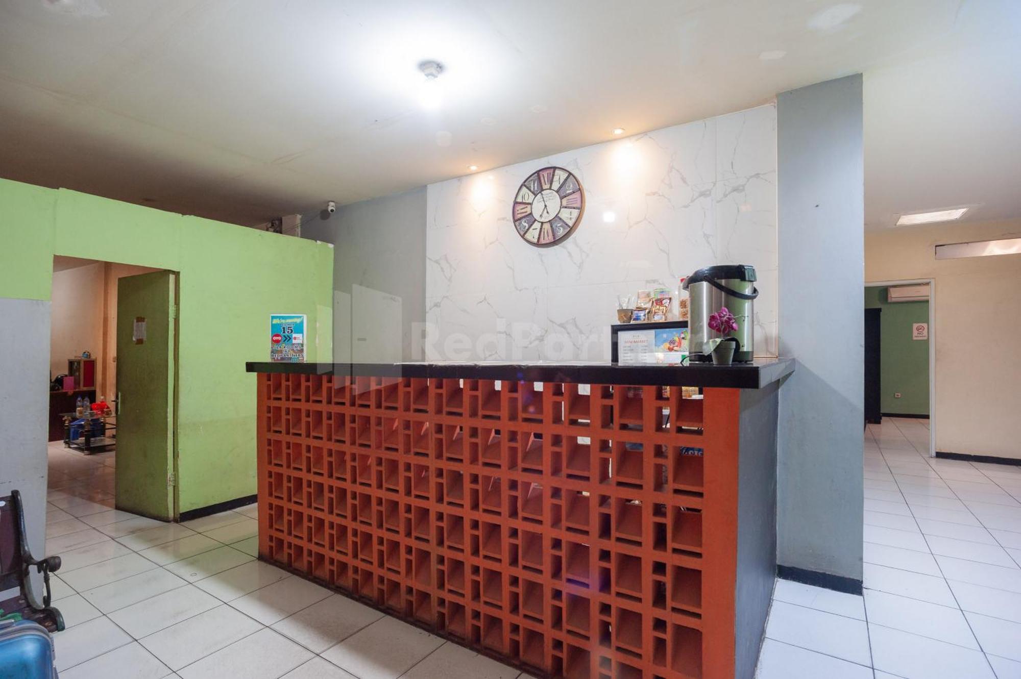 J&B Rooms Pramuka Jakarta Mitra Reddoorz Exteriör bild
