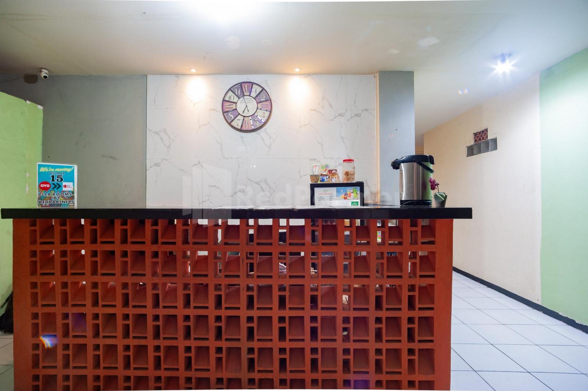 J&B Rooms Pramuka Jakarta Mitra Reddoorz Exteriör bild