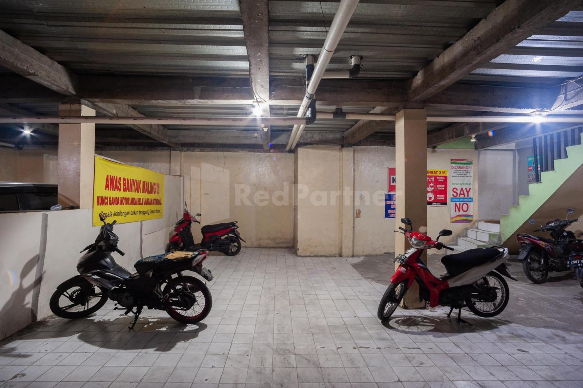 J&B Rooms Pramuka Jakarta Mitra Reddoorz Exteriör bild